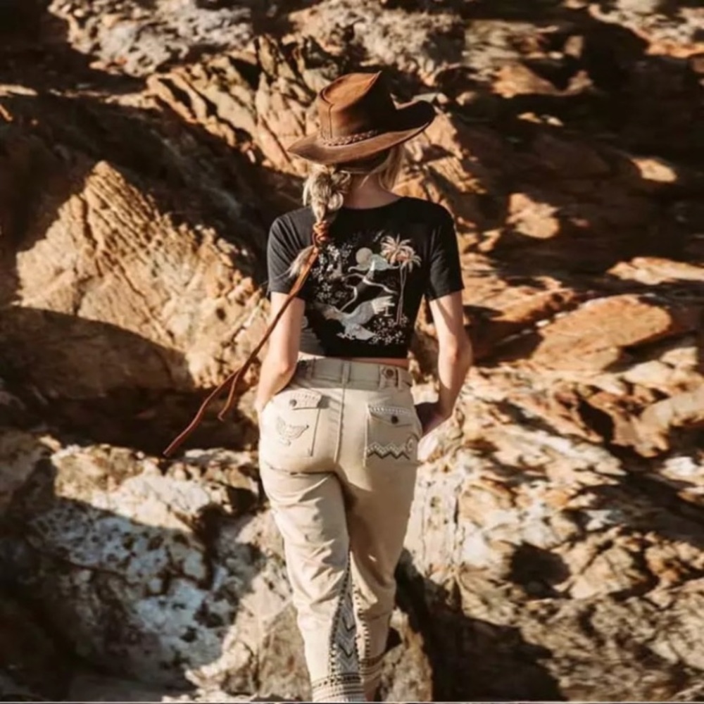 SOLD OUT Byron Is For Lovers Vintage Black Graphic T-Shirt - Picture 3 of 7